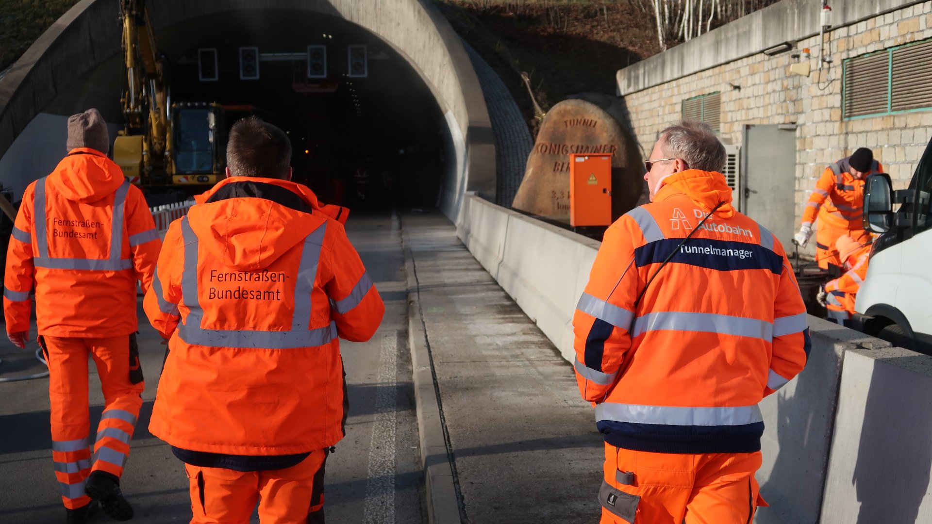 Tunnelbegehung durch das Fernstraßen-Bundesamt und Die Autobahn GmbH des Bundes