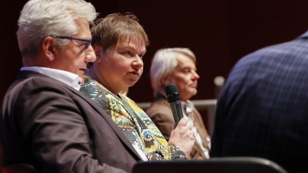 Präsidentin Doris Drescher während einer Podiumsdiskussion zum Kongress BIM in der Infrastrutkur. Verkehr und Energie 2025.
