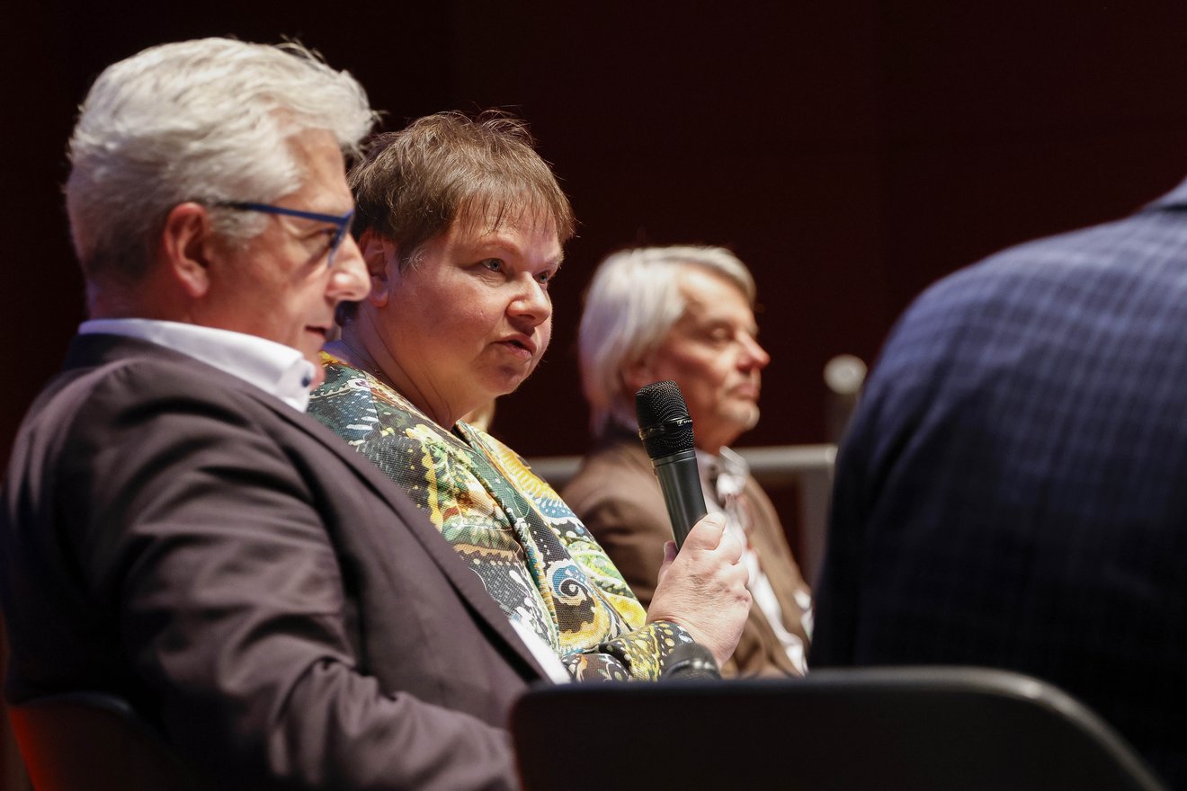 Präsidentin Doris Drescher während einer Podiumsdiskussion zum Kongress BIM in der Infrastrutkur. Verkehr und Energie 2025.